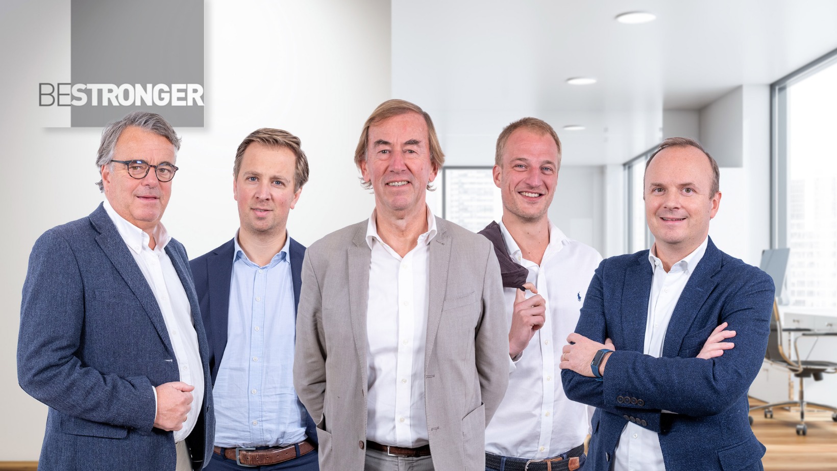 Cinq courtiers membres de Be Stronger, dont DAP, posent ensemble dans un environnement professionnel moderne, symbolisant l’union et la collaboration au sein du réseau pour offrir des solutions d’assurance sur mesure aux entreprises et particuliers.
