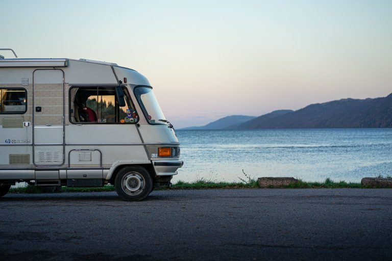 Motorhome stationné dans un paysage naturel pour illustrer un voyage en toute sérénité grâce à l'assurance motorhome