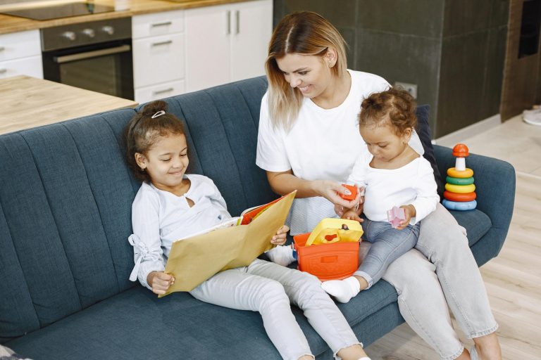 Baby-sitter gardant des enfants sereinement car couverte par une assurance