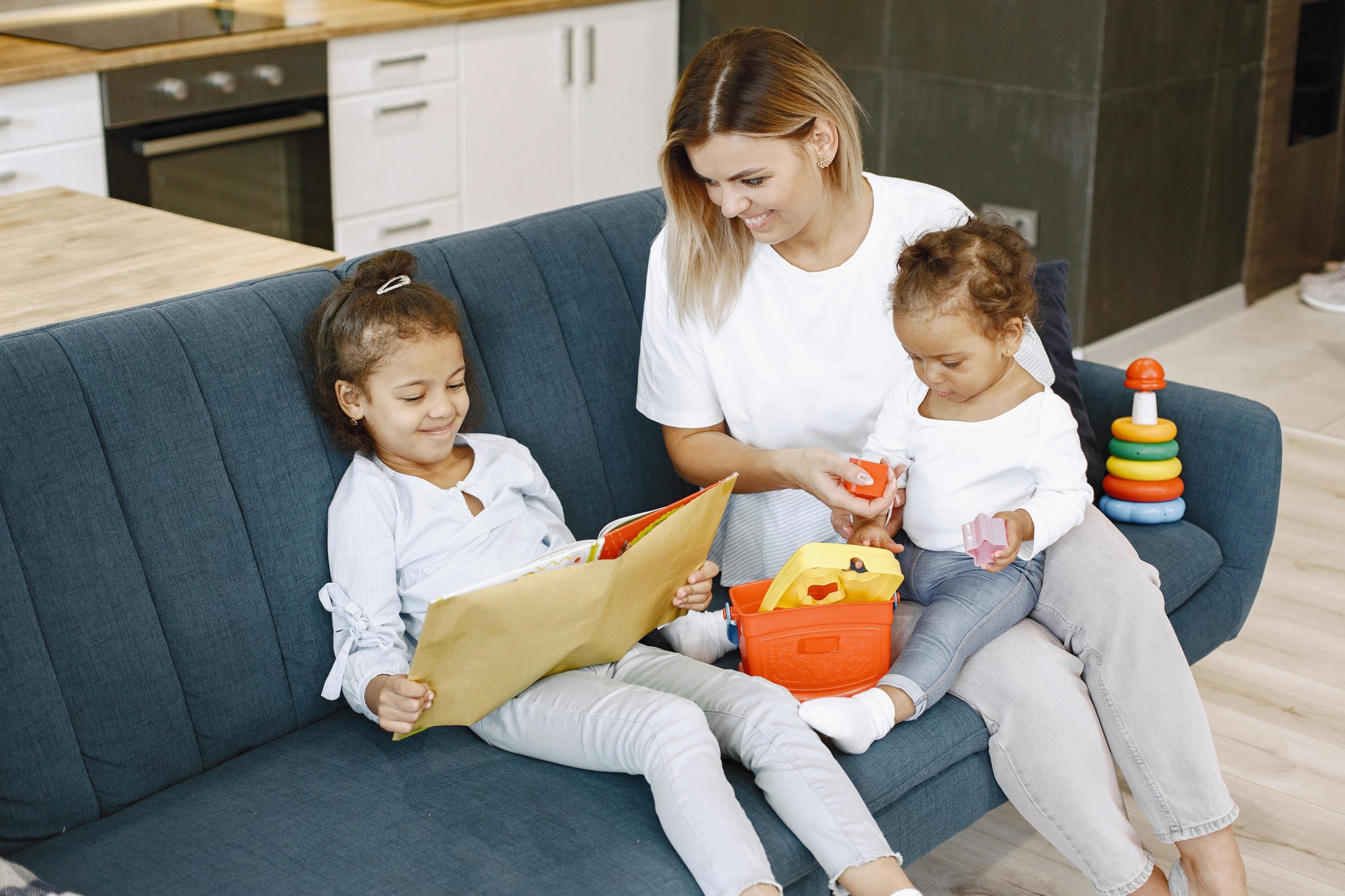 Baby-sitter gardant des enfants sereinement car couverte par une assurance