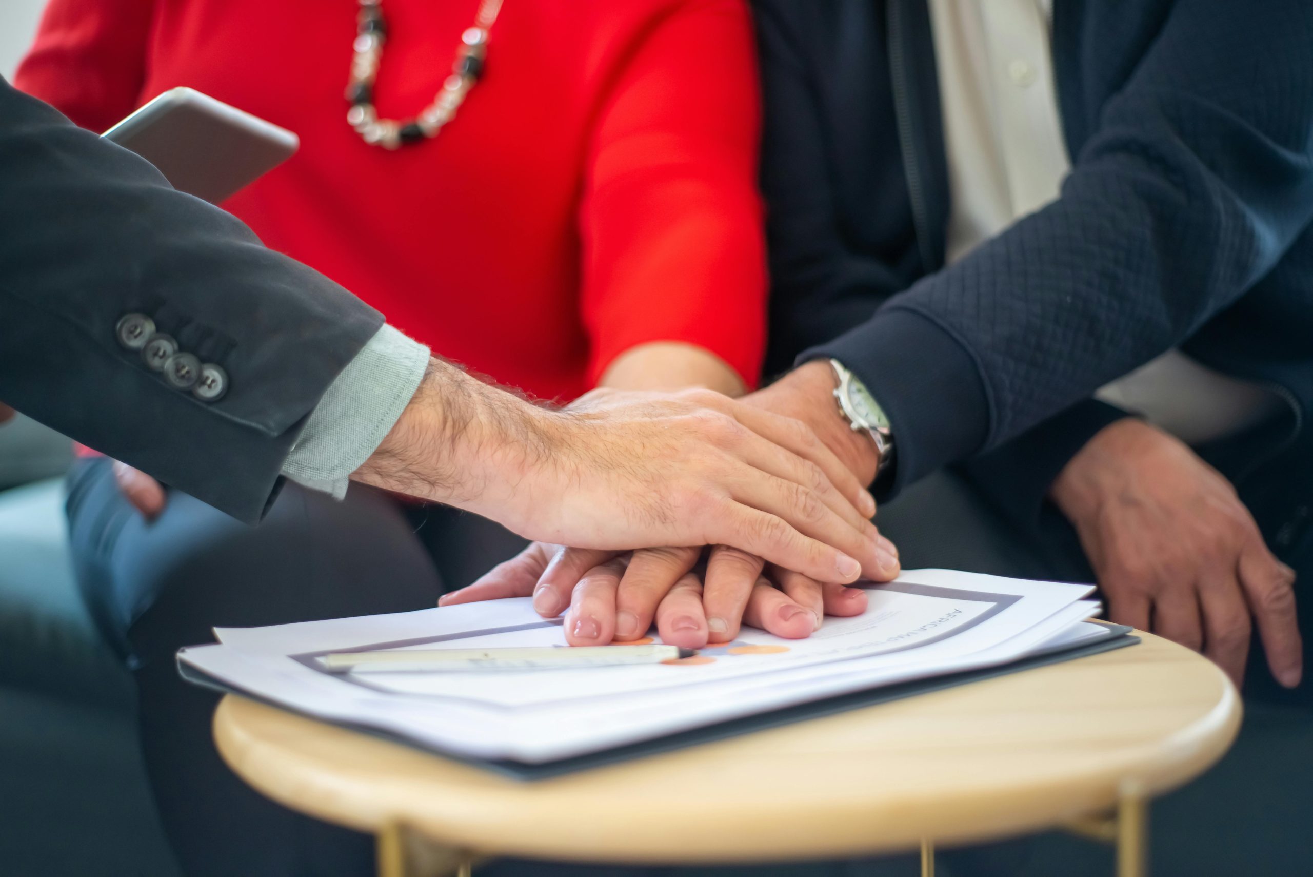 Courtier DAP accompagnant un couple pour souscrire une assurance décès en Belgique