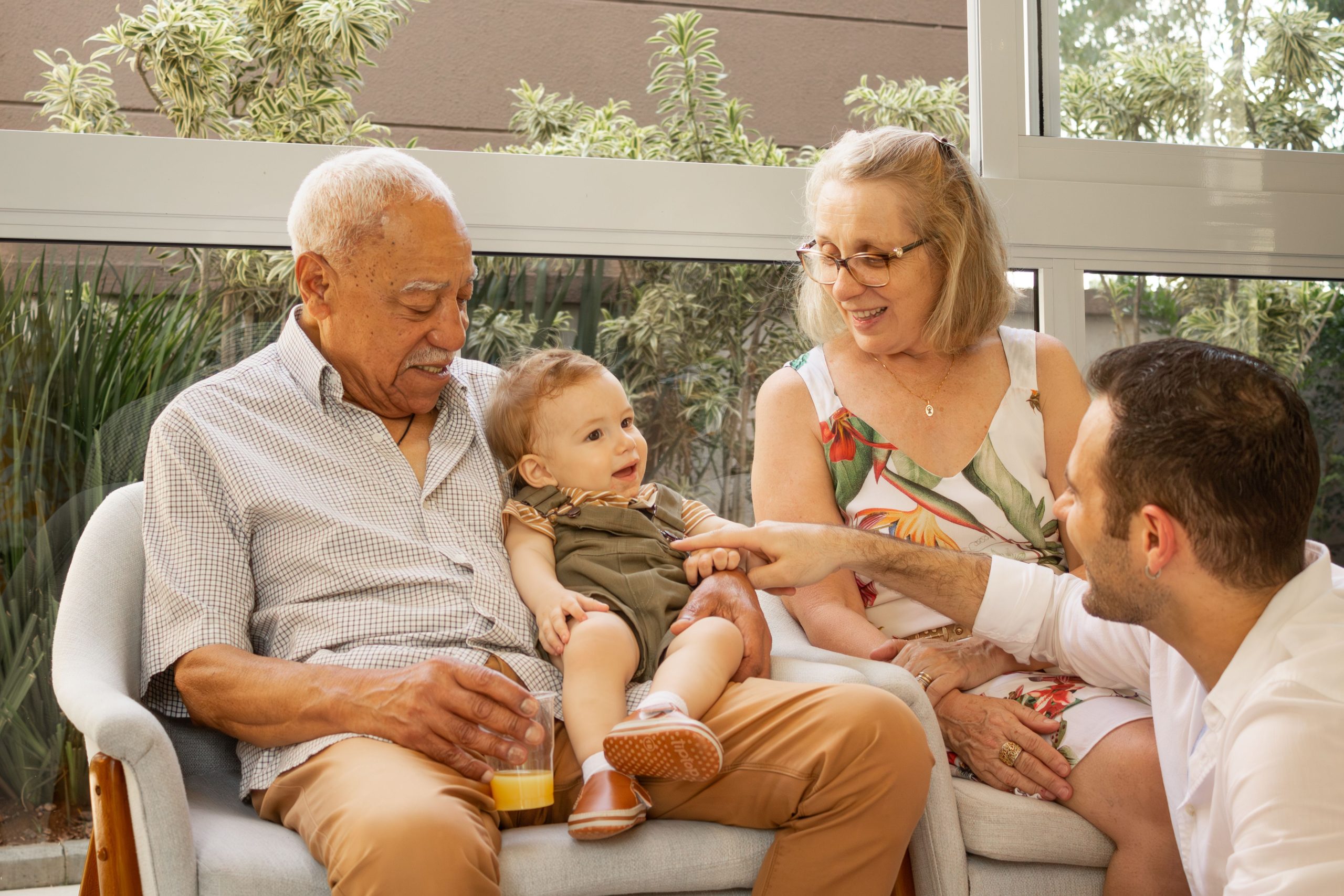 Famille réunie illustrant la protection financière des proches